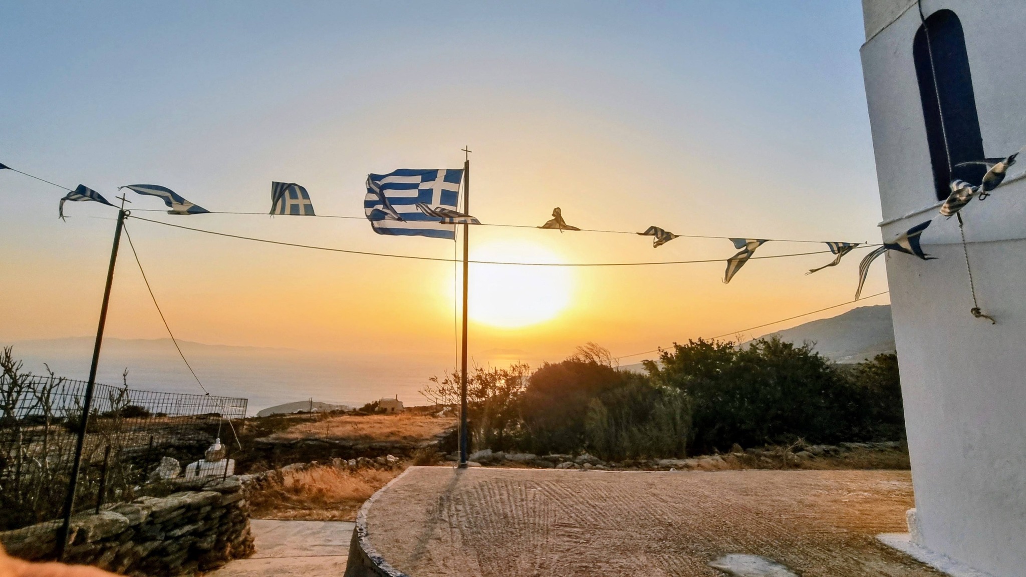 Σημαιάκια στο ηλιοβασίλεμα