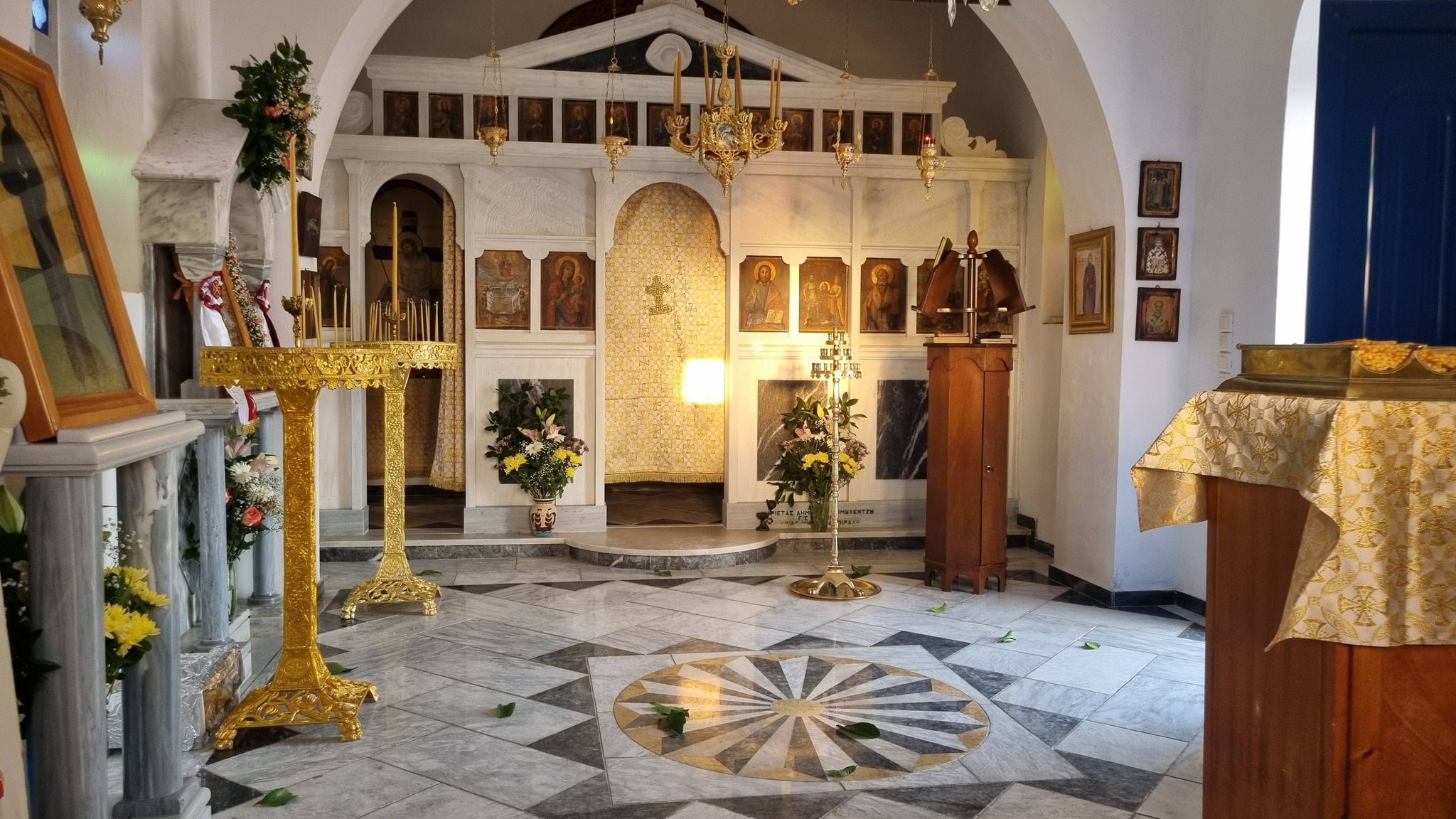 Το εσωτερικό του ναού μετά τον εσπερινό