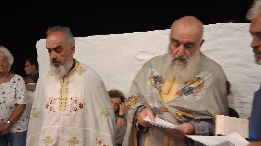 Οι ιερείς με τους άρτους στον πανηγυρικό εσπερινό του Αγίου Ιωάννη στα Σκαμνίδια Τήνου