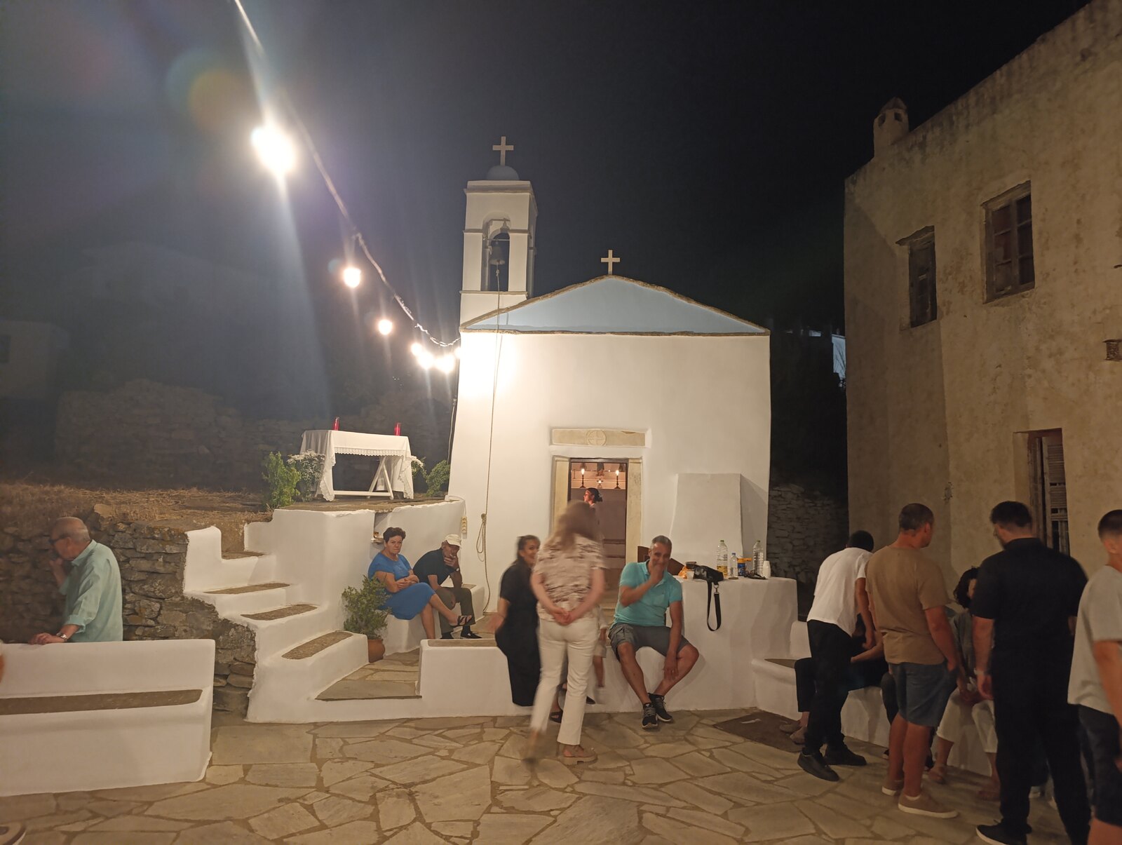 Το εκκλησάκι φωτισμένο με τη γιρλάντα από λαμπάκια