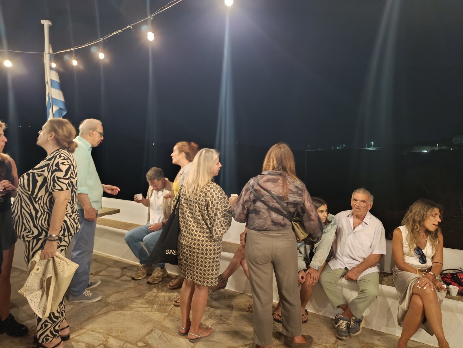 Παρέες στην αυλή του εκκλησιού