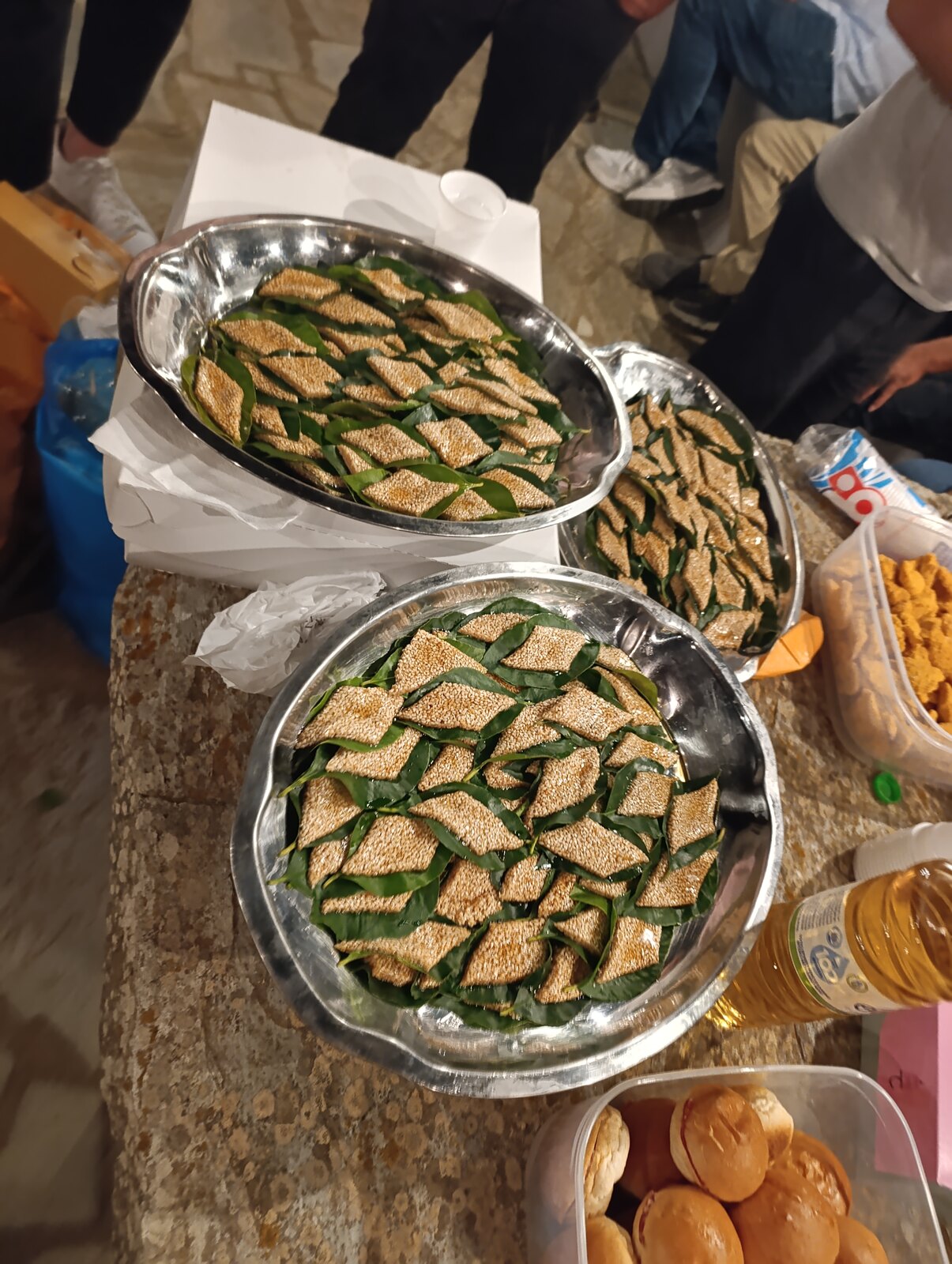 Παστέλι κομμένο σε ρόμβους, το καθένα πάνω σε λεμονόφυλλο, σε μεγάλους δίσκους