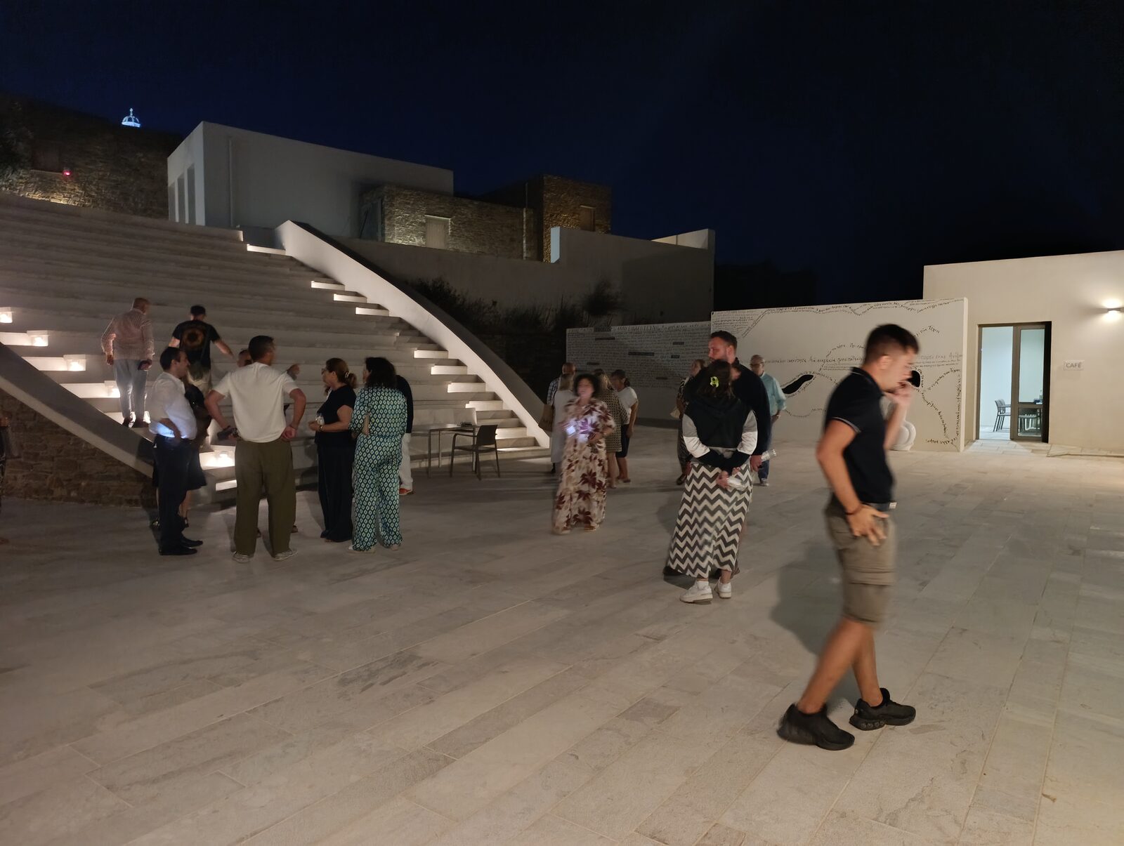 Ο κόσμος στο αμφιθέατρο του Μουσείου Τσόκλη