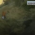 Πέρασε την πινακίδα με το κουβαδάκι στο χέρι