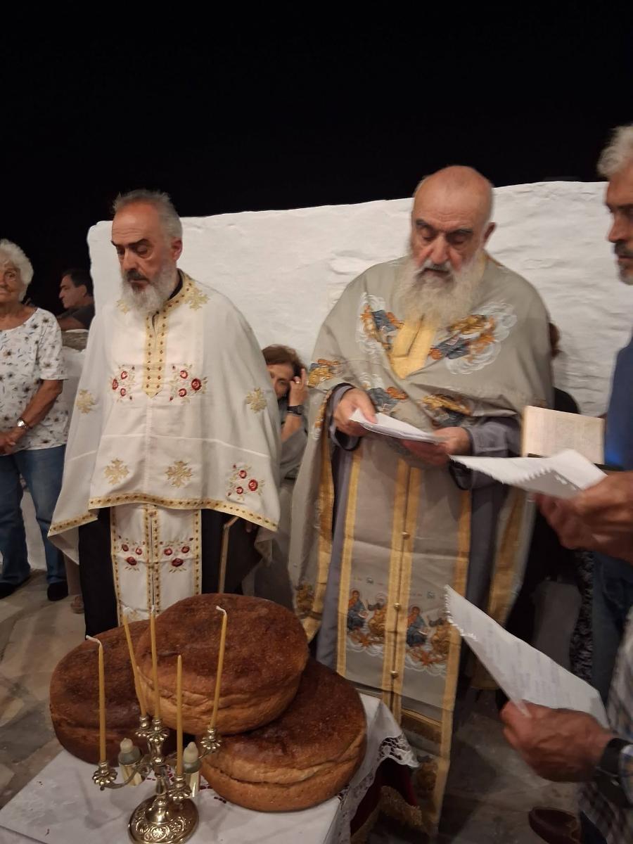 Οι πατέρες Ιερόθεος και Ευάγγελος με τους άρτους της πανήγυρης στα Σκαμνίδια