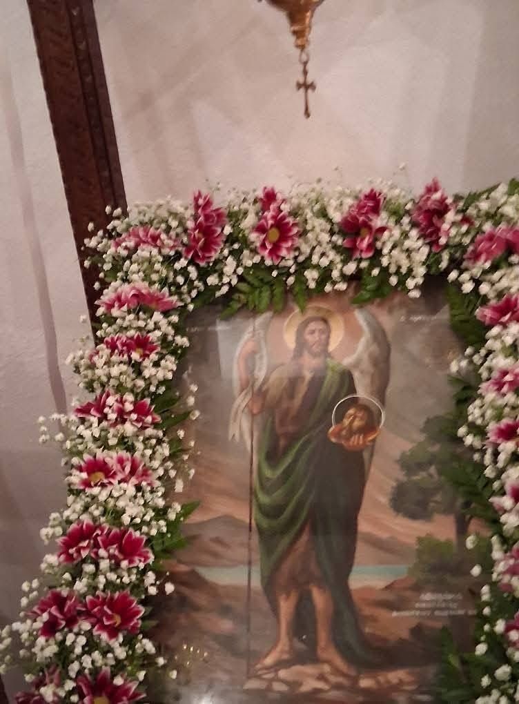 Η εικόνα του Αγίου Ιωάννου του Προδρόμου στολισμένη με λουλούδια στον ναό στα Σκαμνίδια