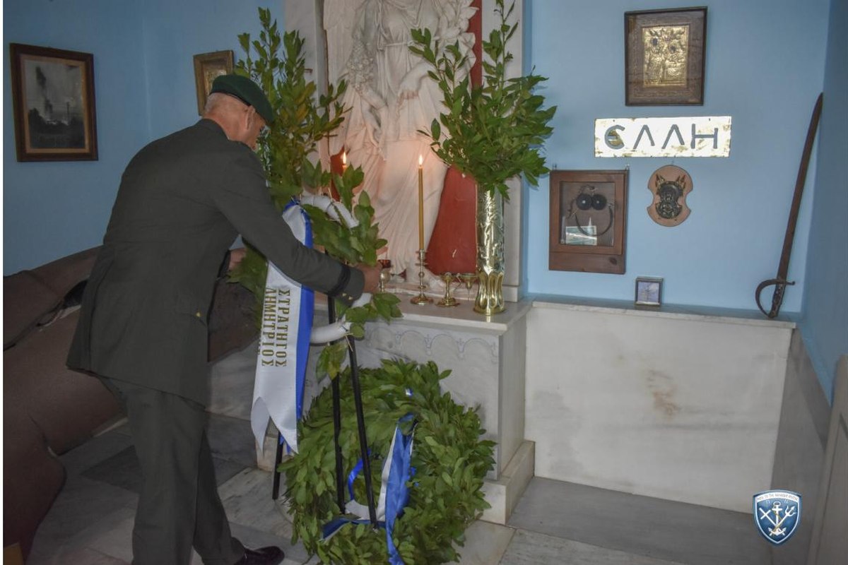 Κατάθεση στεφάνου στο Μαυσωλείο της Έλλης