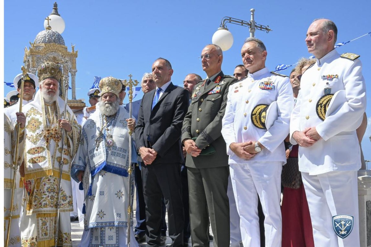 Οι Ιεράρχες και οι επίσημοι μπροστά στη Θαυματουργό Εικόνα