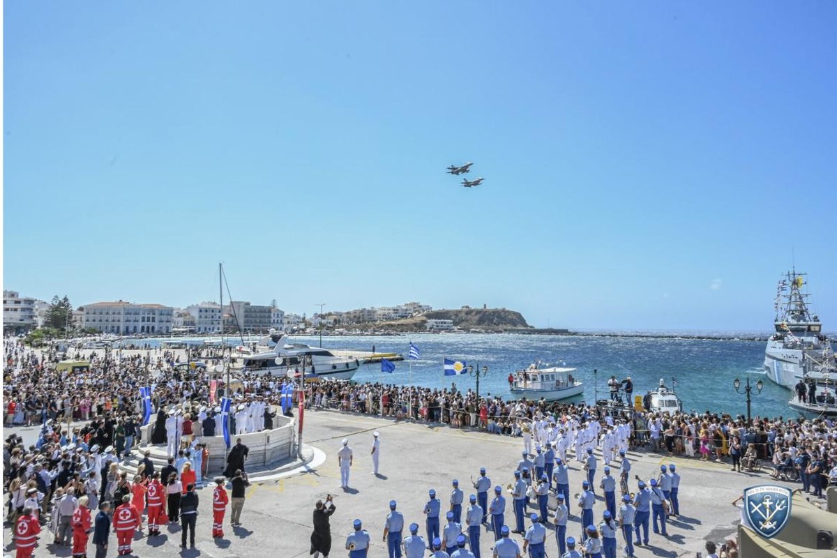 Πλήθος στην προκυμαία της Τήνου και διέλευση μαχητικών