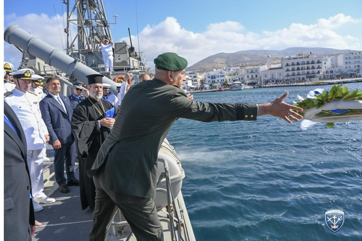 Ρίψη στεφάνου στη θάλασσα προς τιμήν των νεκρών της Έλλης