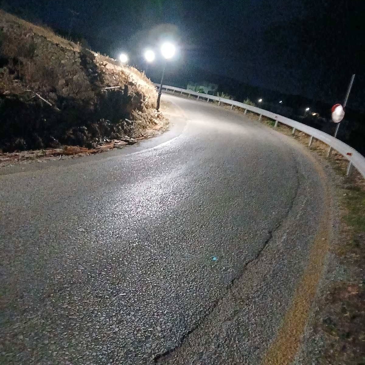 Φωτισμένη στροφή στο επαρχιακό δίκτυο στον Κάμπο Τήνου