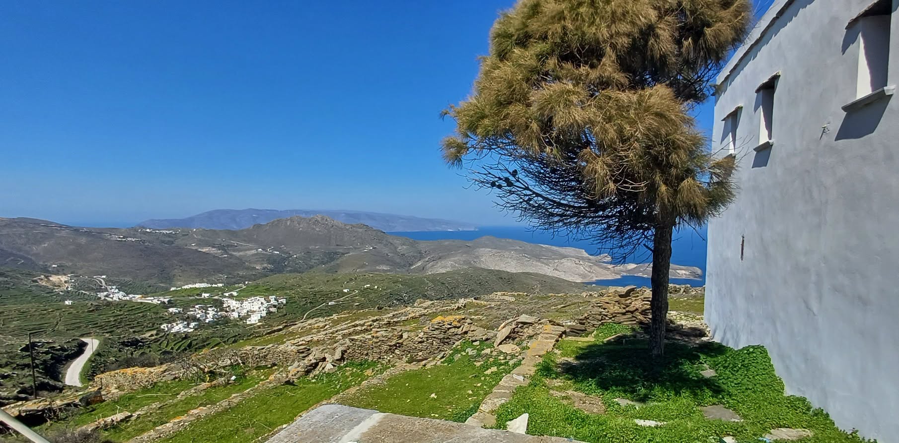 Η θέα από το προαύλιο της Μονής Καταπολιανής προς τα Υστέρνια και το Αιγαίο