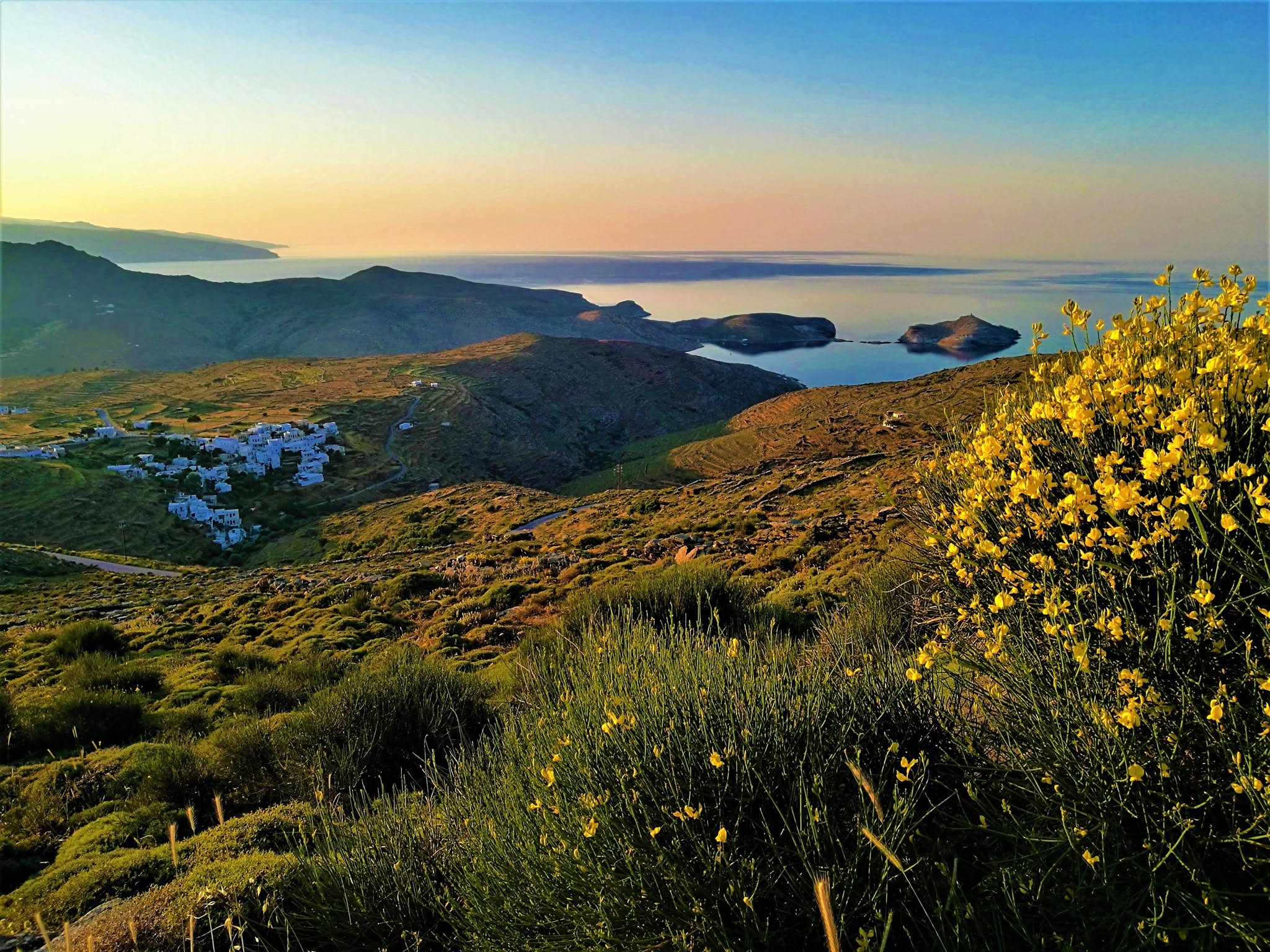 Ηλιοβασίλεμα πάνω από τα Υστέρνια της Τήνου με σπάρτα στο προσκήνιο