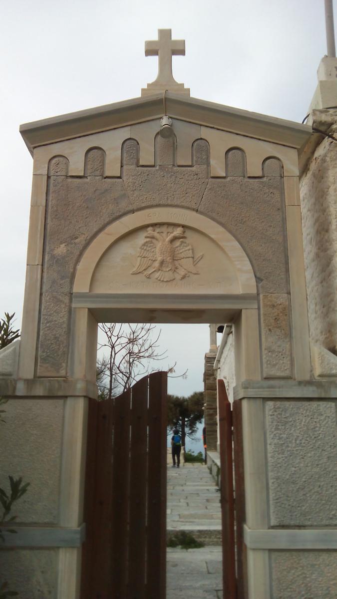 Η πύλη της Μονής Καταπολιανής Υστερνίων από κοντά