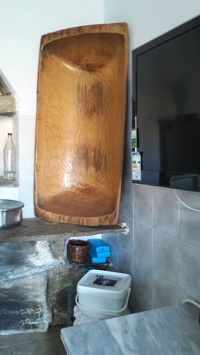 Παλιά ξύλινη σκάφη καρφωμένη στον τοίχο της κουζίνας