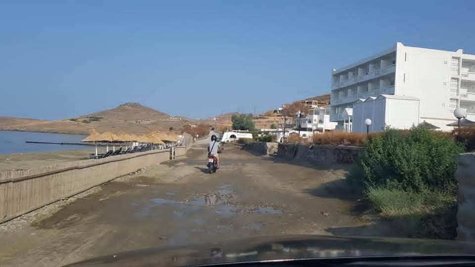Λασπωμένος δρόμος στα Κιόνια με δικυκλιστή