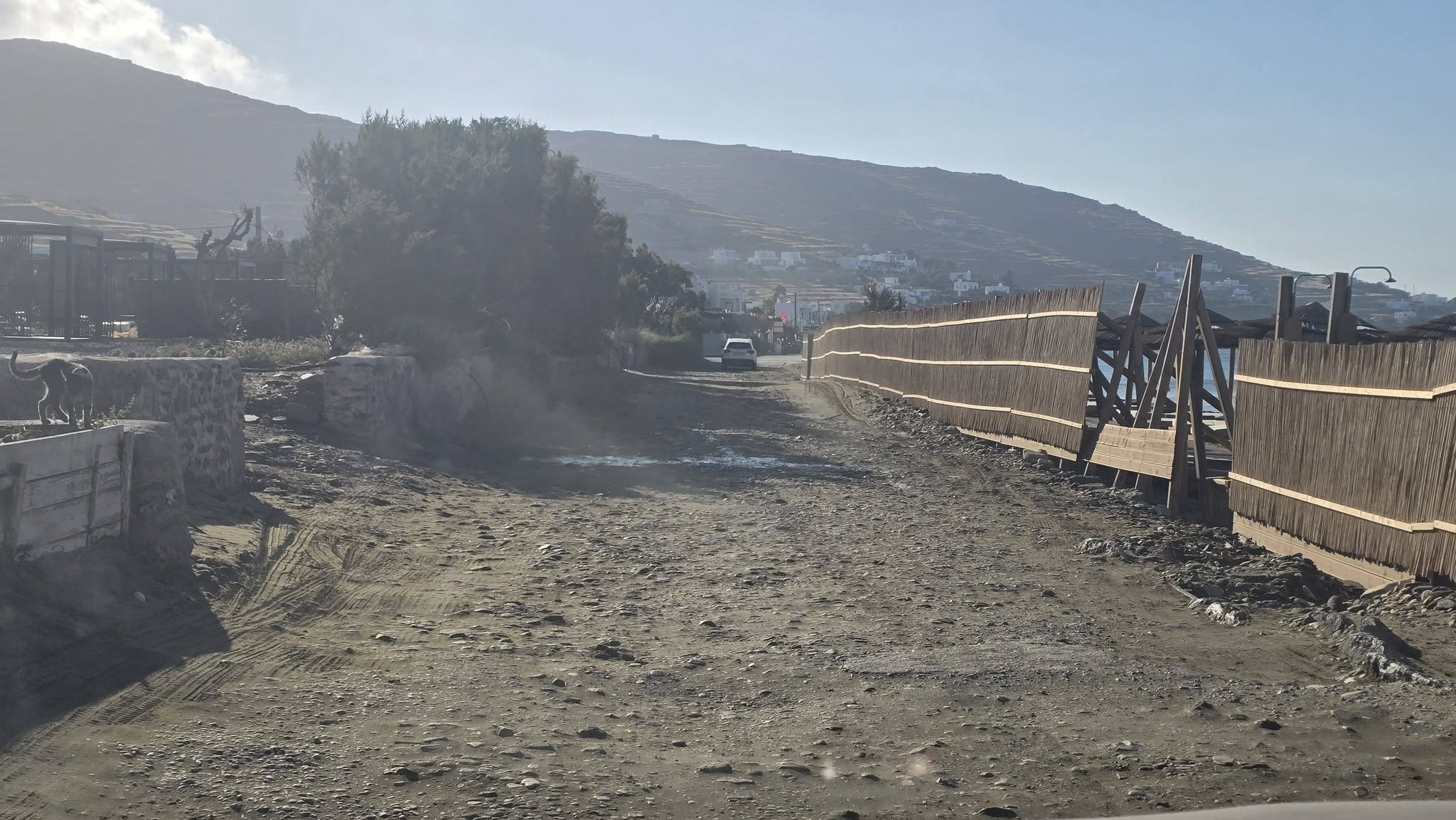 Σκόνη από διερχόμενο όχημα στον χωματόδρομο των Κιονίων