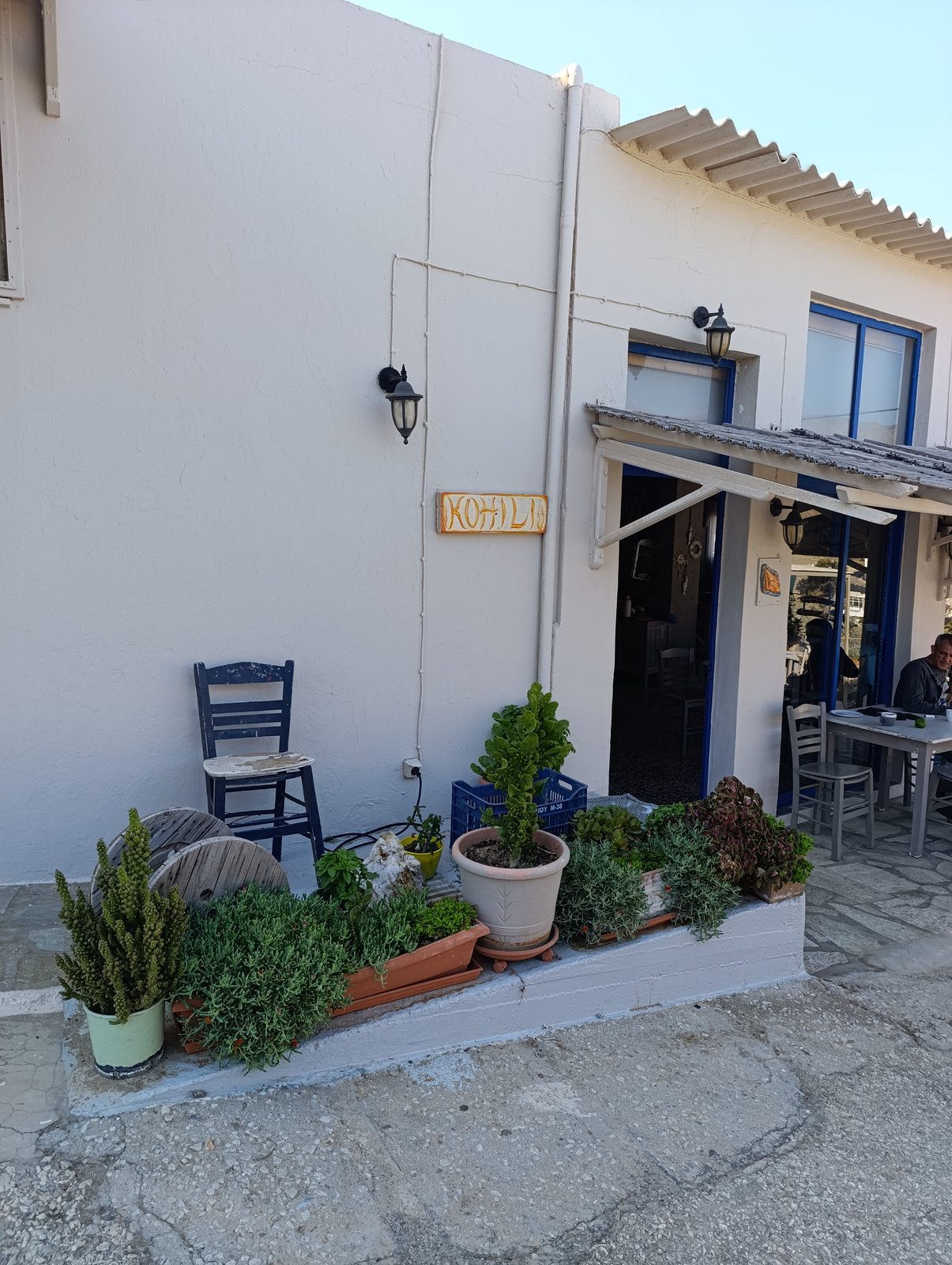 Η είσοδος της ταβέρνας με τις γλάστρες