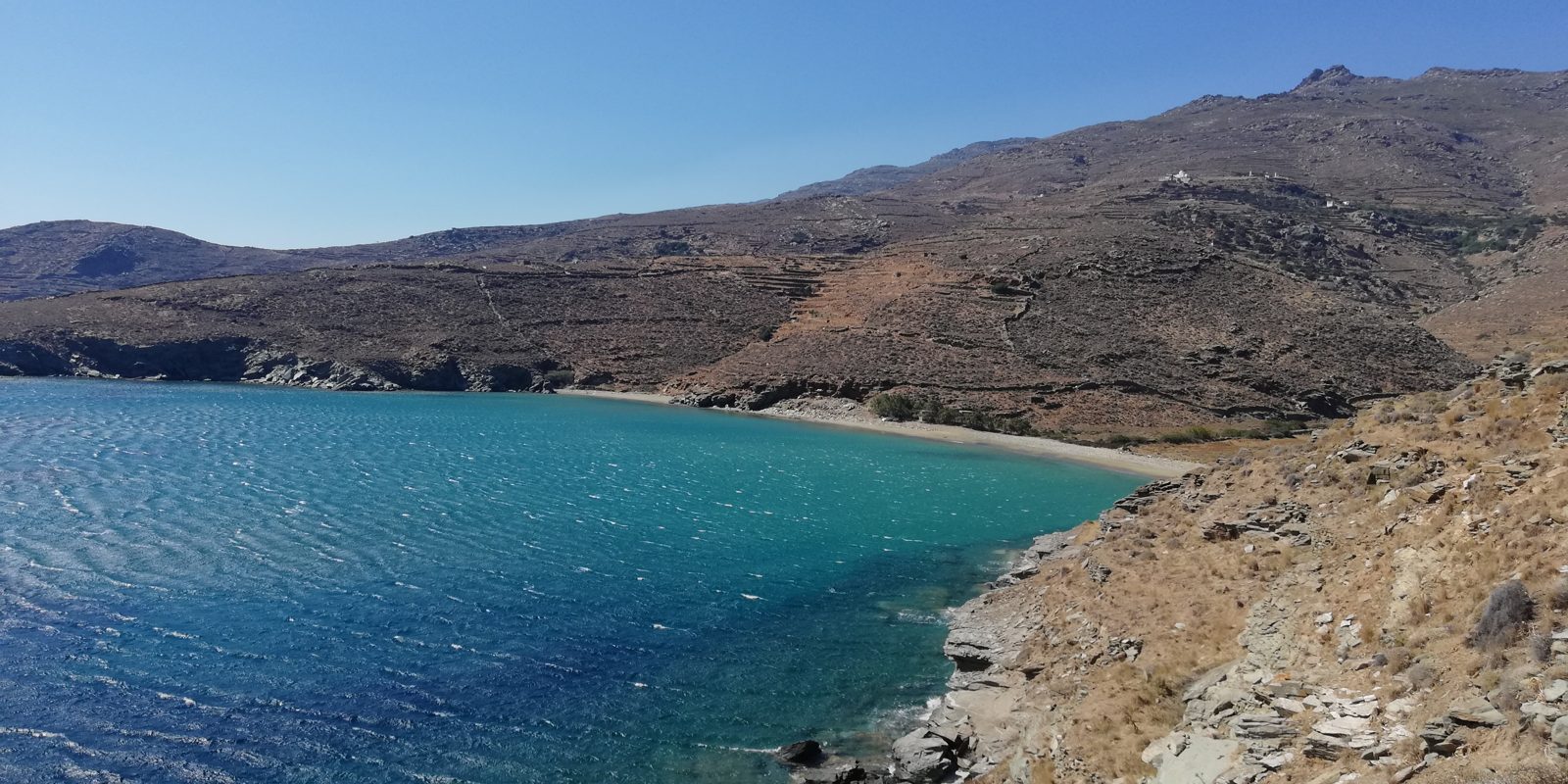 Ο κόλπος της Καντάνης με τα ορεινά πίσω και τα ξωκλήσια στις πλαγιές
