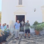 Κώμη Τήνου: κατάμεστη εκκλησία στην Πανήγυρη του Μαρτυρίου του Αγίου Ιωάννη Προδρόμου — το βράδυ το μεγάλο πανηγύρι στην πλατεία