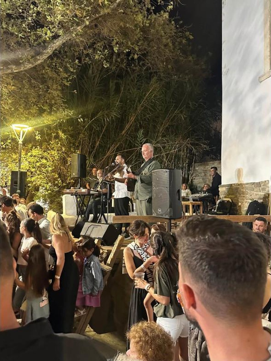 Τραγουδιστής και βιολιτζής στην εξέδρα του πανηγυριού στην Κώμη