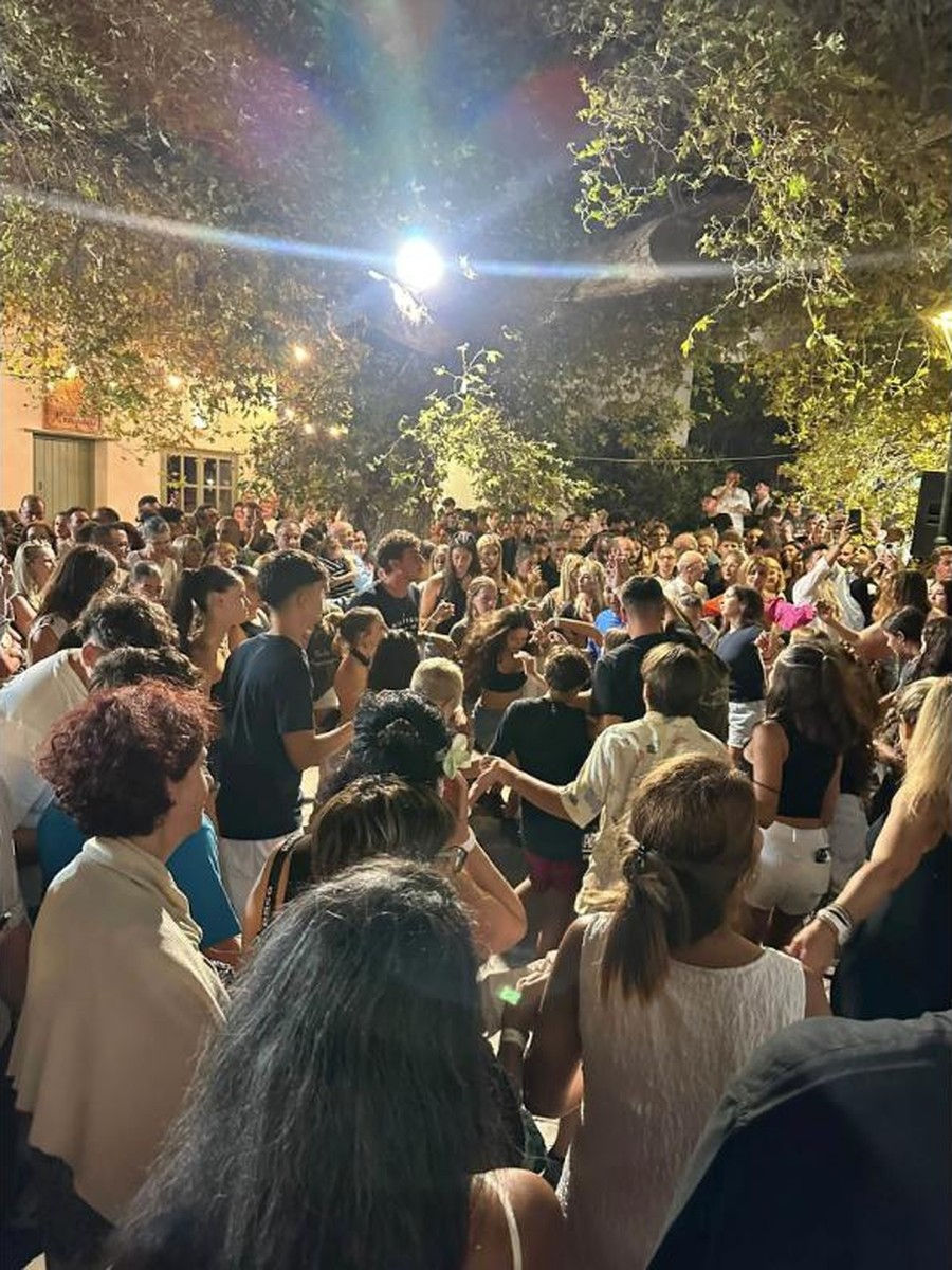 Κόσμος χορεύει στην πλατεία της Κώμης κάτω από τον φωτισμένο πλάτανο