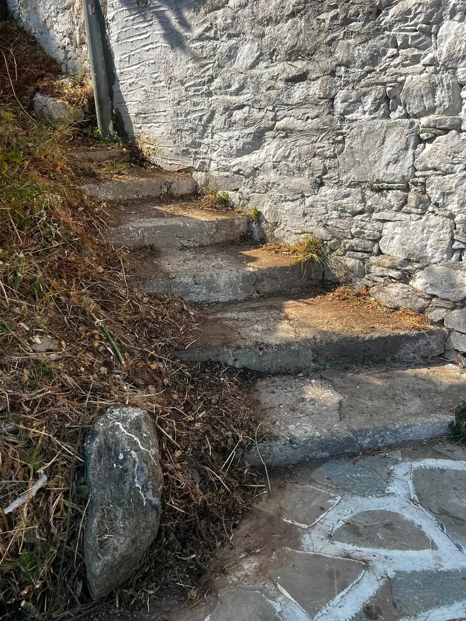 Καθαρισμένα σκαλοπάτια στον Κρόκο Τήνου