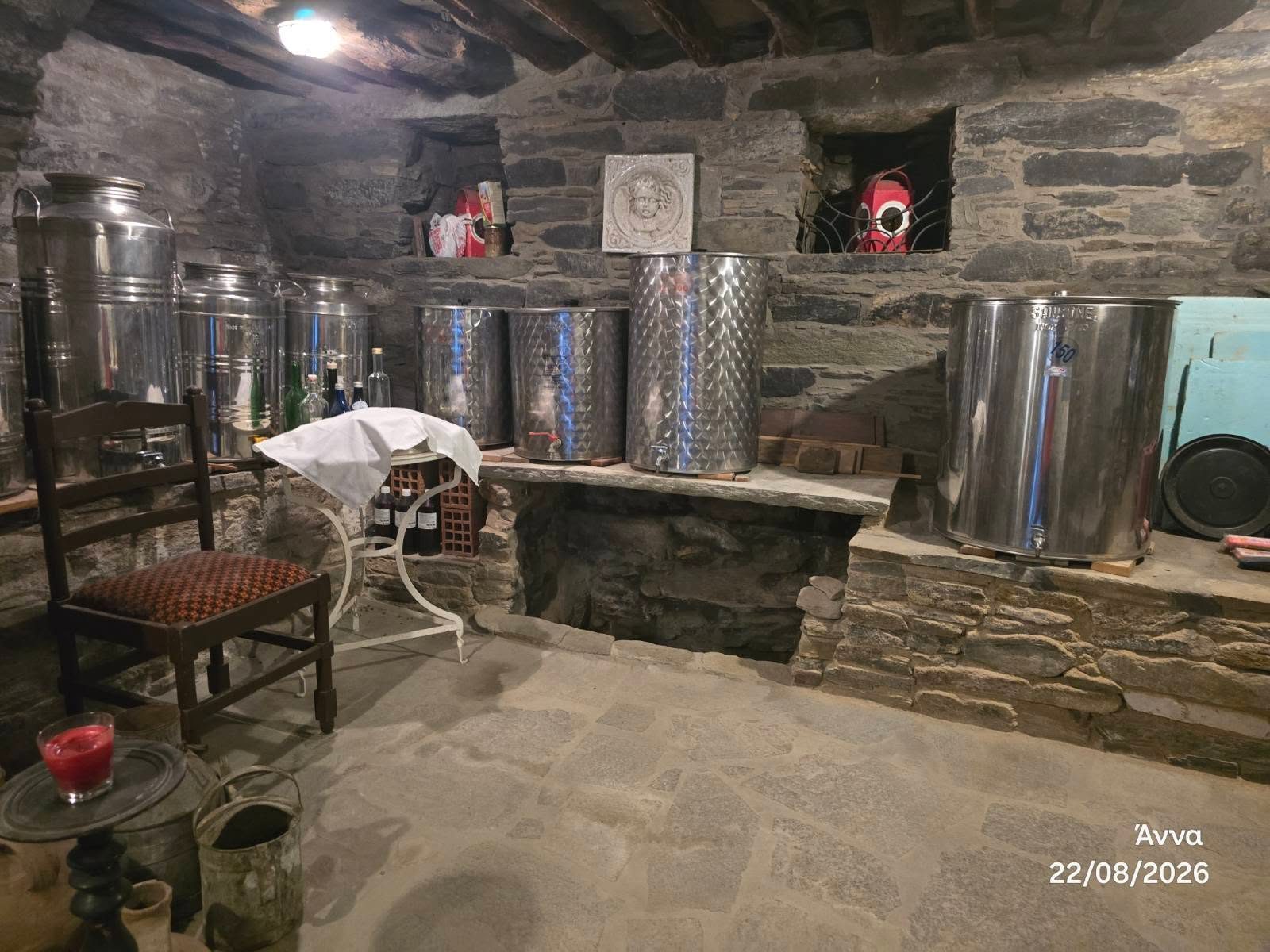 Καζάνια στημένα πάνω σε ξερολιθιά