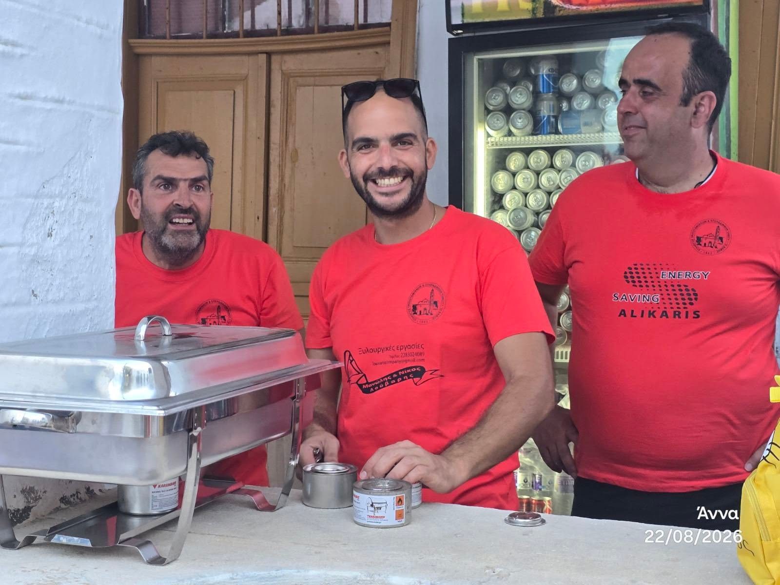 Εθελοντές στην κουζίνα της γιορτής