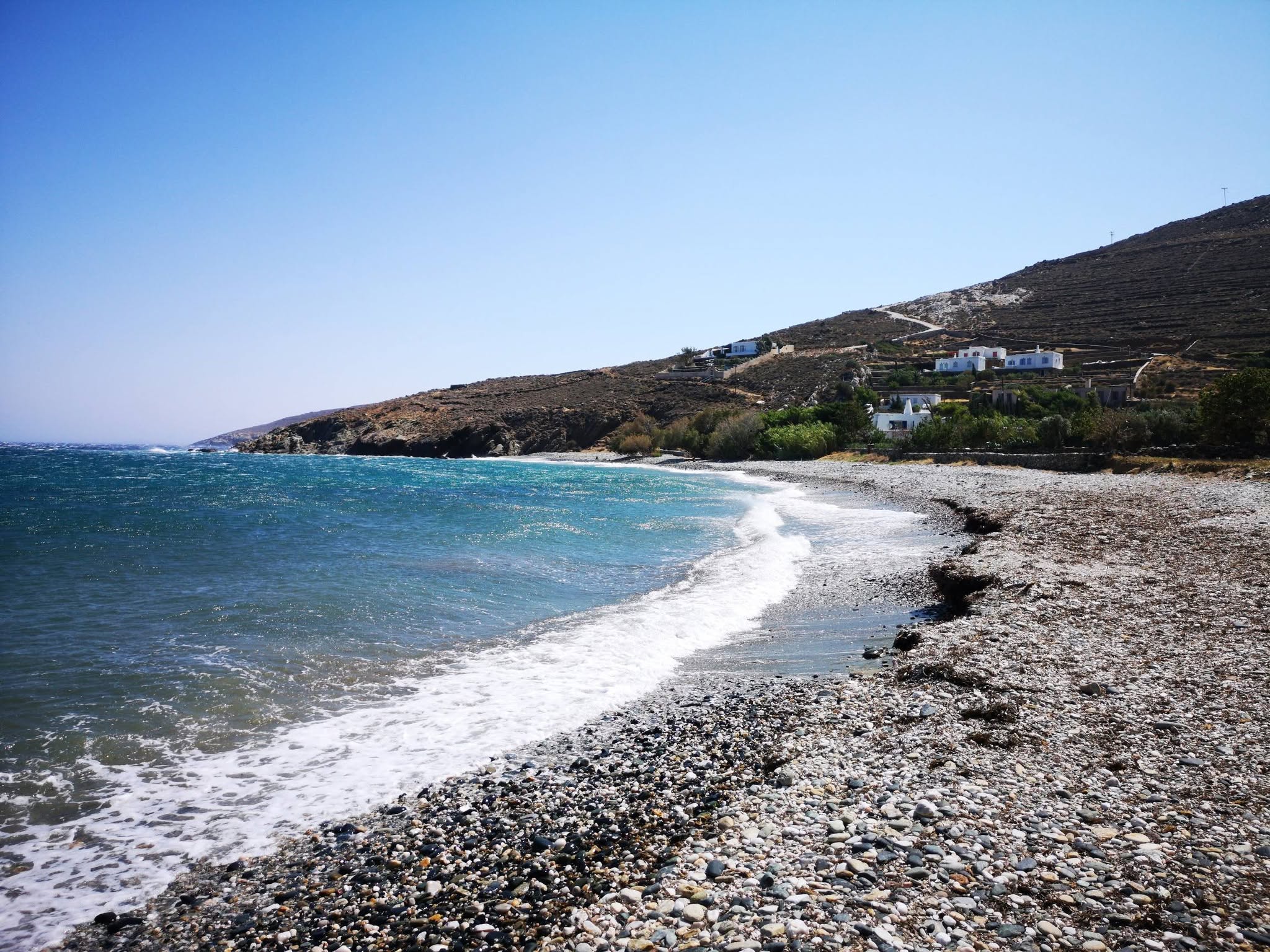 Παραλία με βότσαλα χωρίς ξαπλώστρες