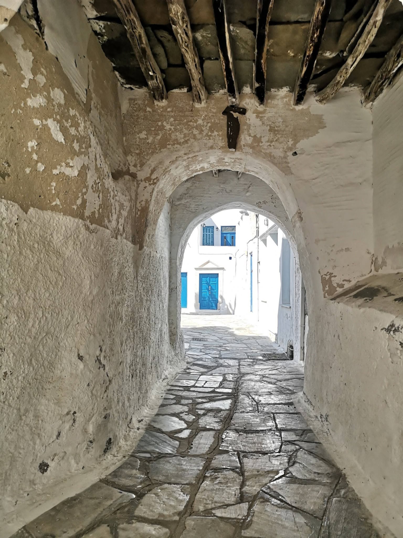 Καμάρα σε σοκάκι χωριού
