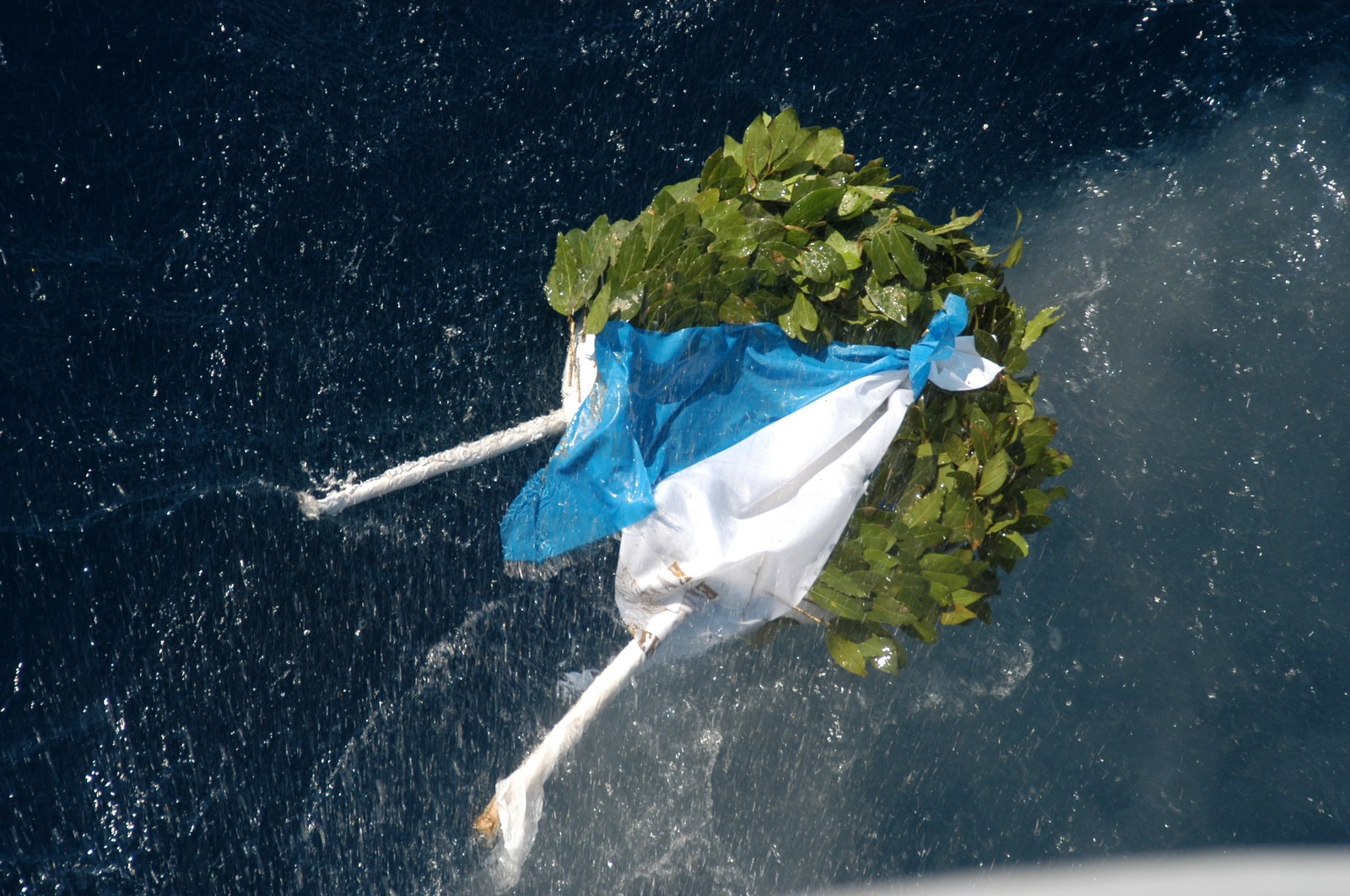 Στεφάνι στη θάλασσα στο λιμάνι της Τήνου