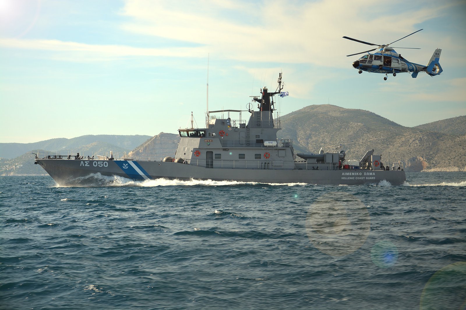 Περιπολικό σκάφος του Λιμενικού Σώματος εν πλω και ελικόπτερο του Σώματος — φωτογραφία αρχείου