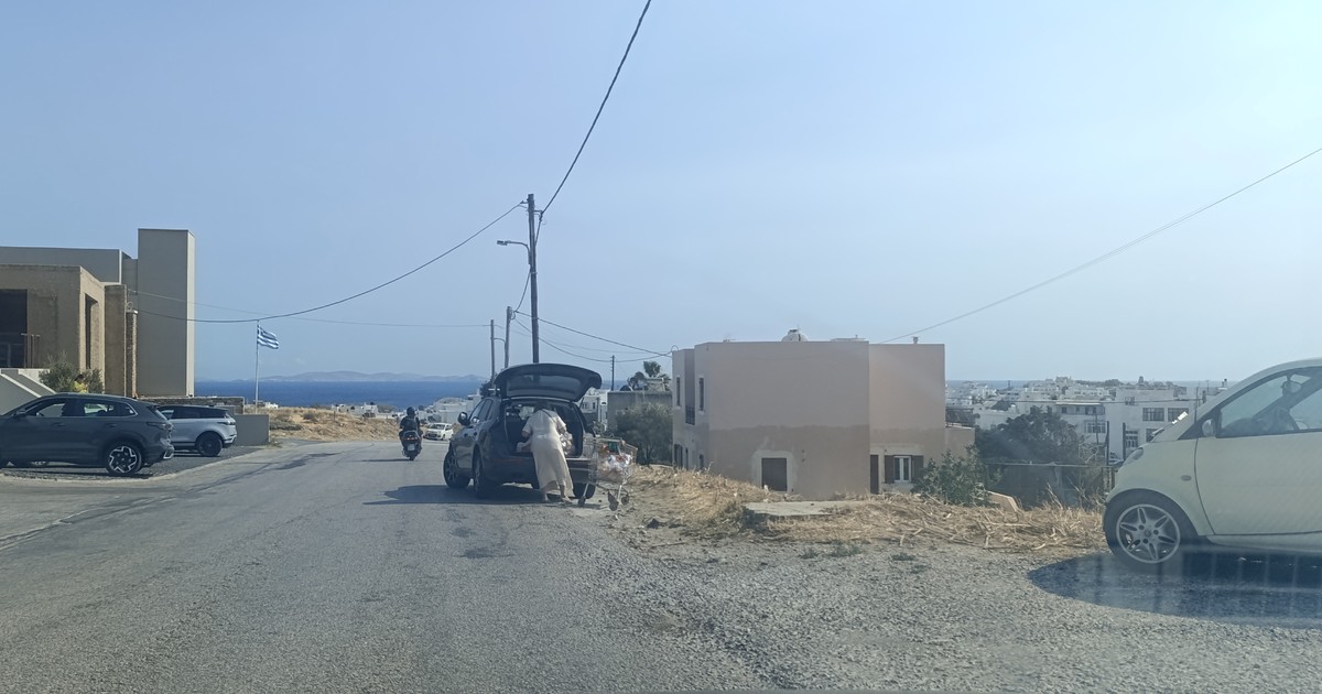 Λεωφόρος Τριποτάμου, Τήνος: στάθμευση και φόρτωση στο οδόστρωμα