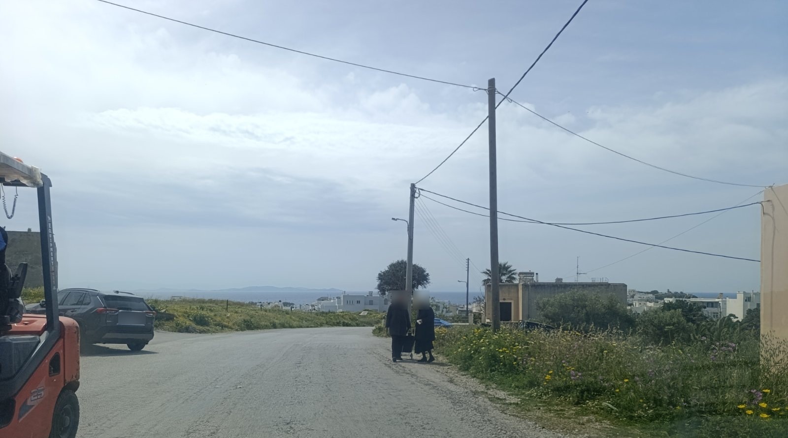 Πεζοί με καρότσι στη Λεωφόρο Τριποτάμου, χωρίς πεζοδρόμιο