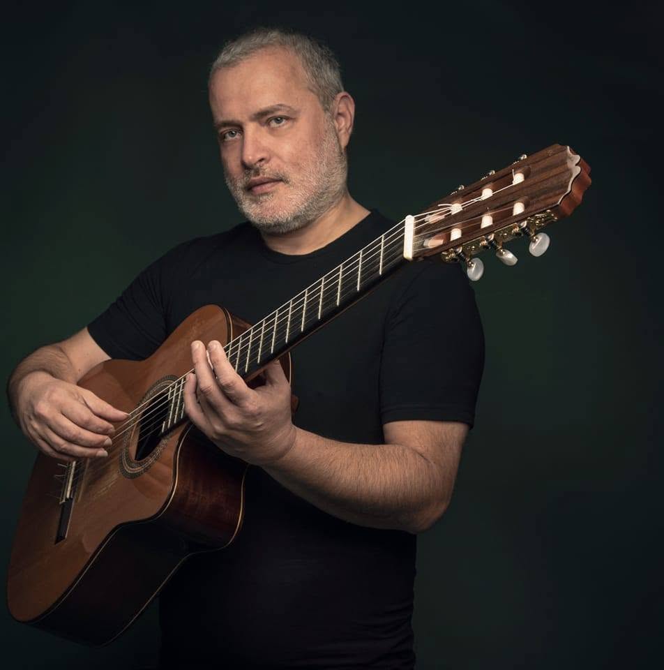 Ο Παναγιώτης Μάργαρης με την κιθάρα του