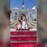 Μαρία Μενούνος: γονατιστή στη Μεγαλόχαρη με την κόρη της — το μόνο κόκκινο χαλί που μετράει