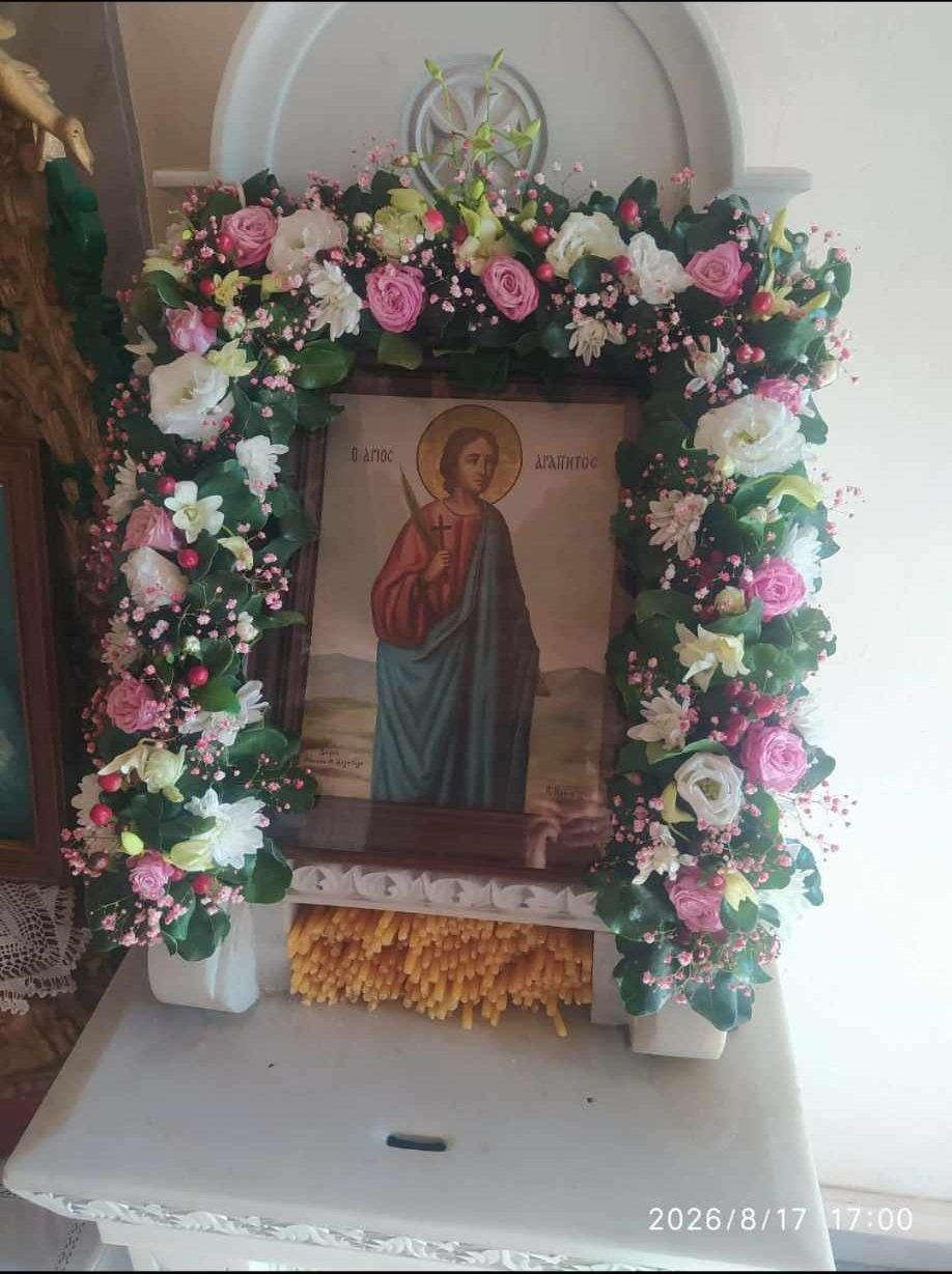 Η εικόνα του Αγίου Αγαπητού πλαισιωμένη με λουλούδια