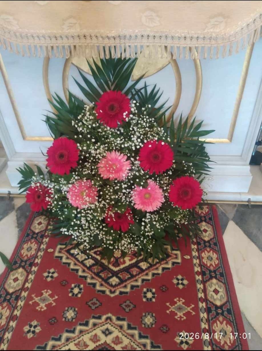 Ανθοστόλισμα με ζέρμπερες μπροστά στην Αγία Τράπεζα