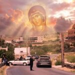 Μας φυλάει. Αλλά θέλει και να προσέχουμε