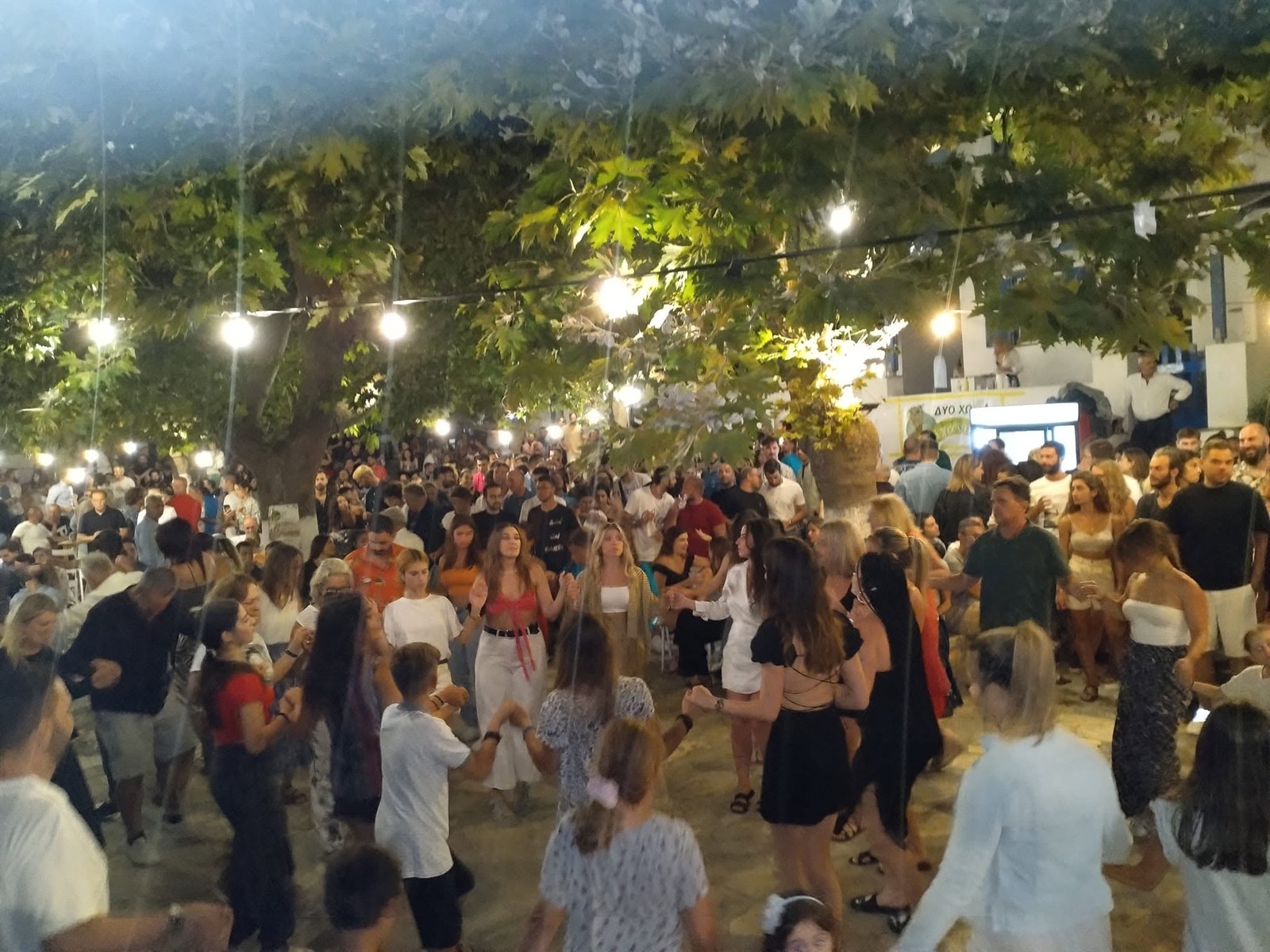 Χορός σε πανηγύρι στην Τήνο