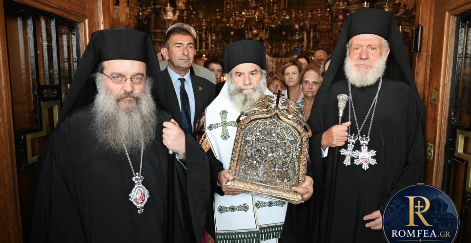 Η αγία Εικόνα της Μεγαλόχαρης στα χέρια των ιεραρχών κατά την τελευταία Παράκληση