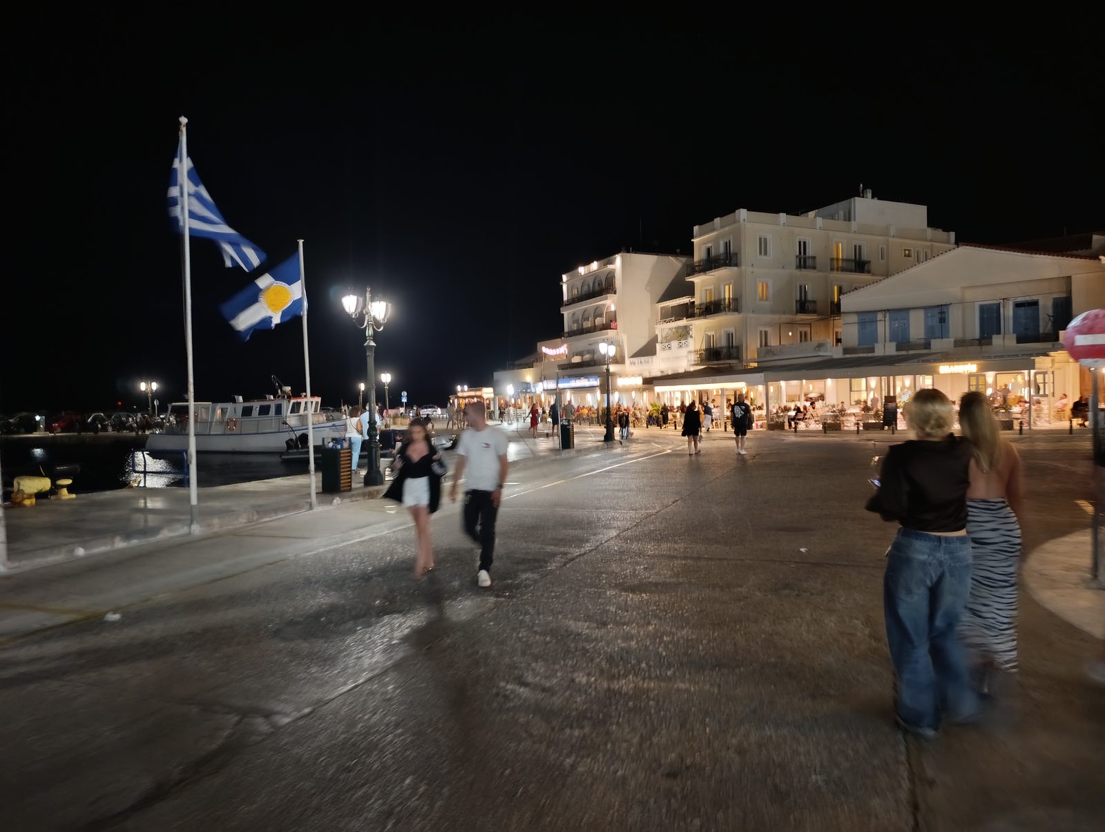 Η παραλιακή της Τήνου το βράδυ, με κόσμο στη βόλτα του
