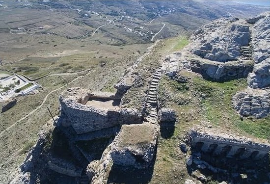 Αεροφωτογραφία οχυρωματικών λειψάνων σε βραχώδη κορυφογραμμή της Τήνου, με λαξευμένα σκαλοπάτια