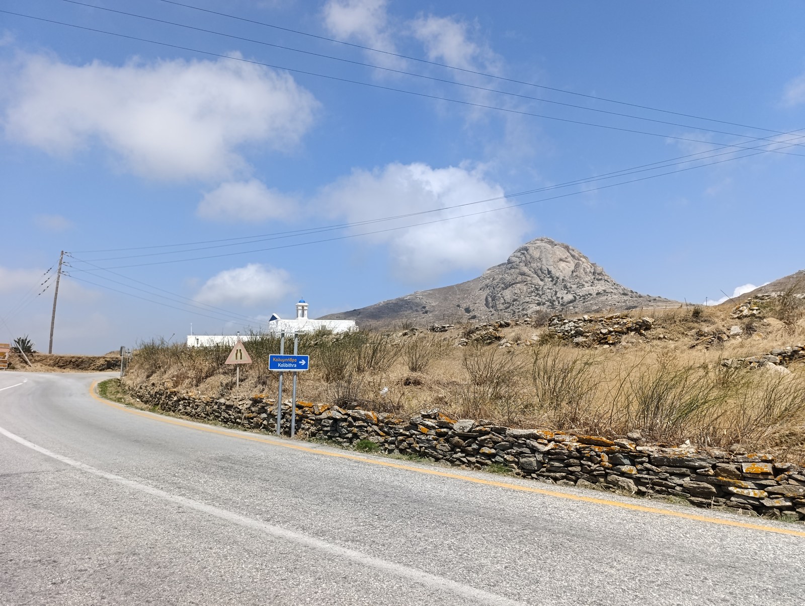 Πινακίδα κατεύθυνσης προς την Κολυμπήθρα στη διασταύρωση του Αγίου Νικήτα