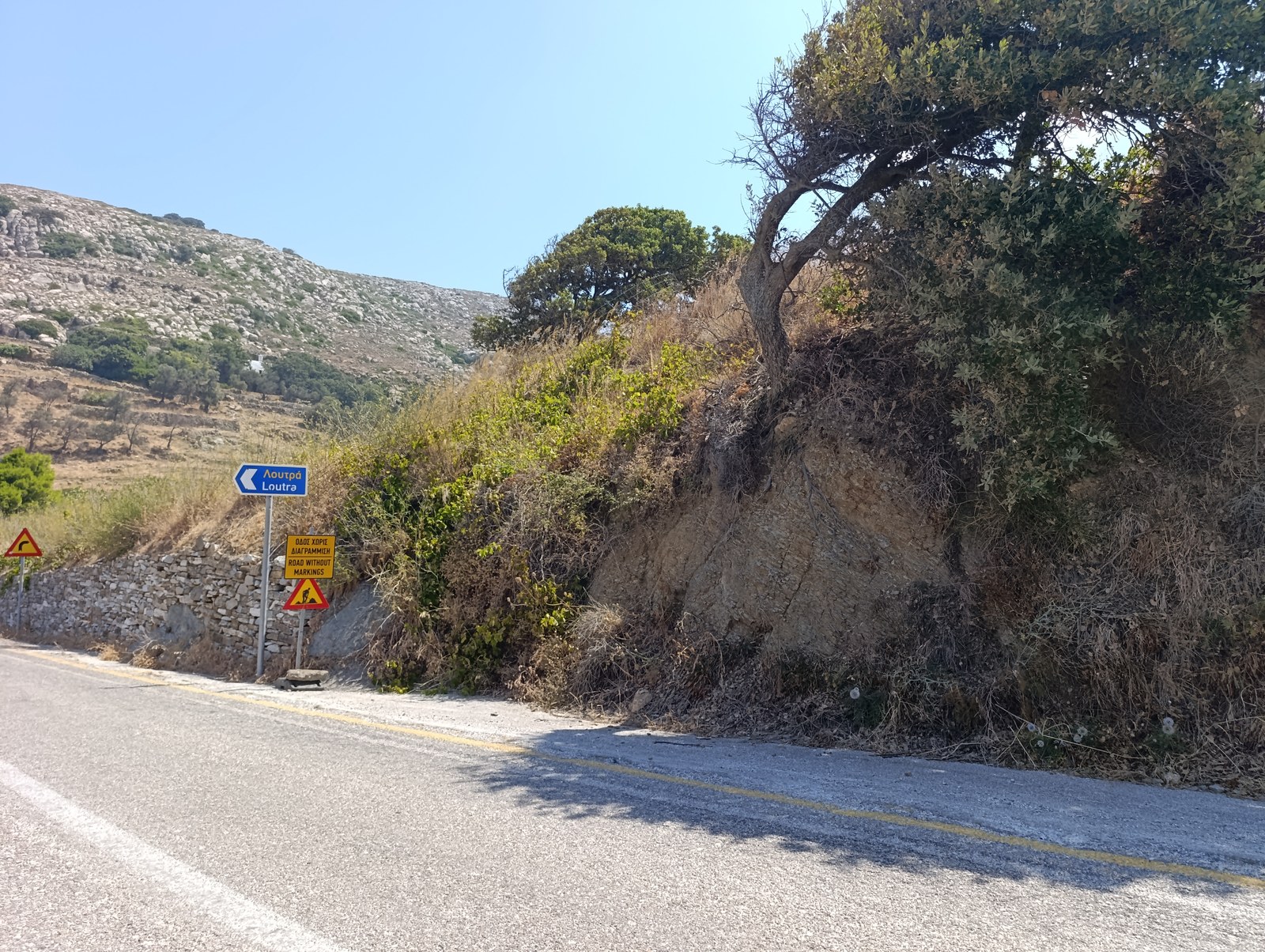 Πινακίδα «Οδός χωρίς διαγράμμιση» στη διασταύρωση για τα Λουτρά