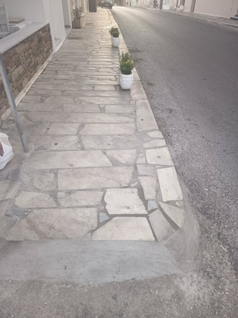 Πεζοδρόμιο με ράμπα φτιαγμένη από κατοίκους στην Τήνο