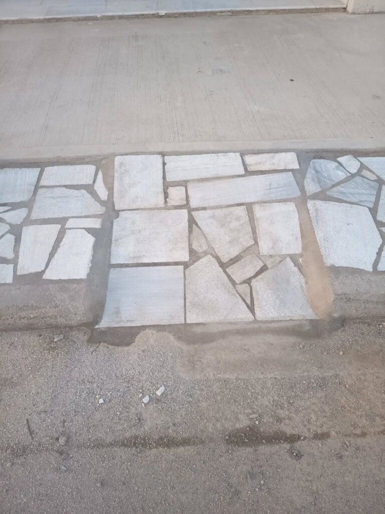 Μαρμάρινη ράμπα πάνω από το κράσπεδο