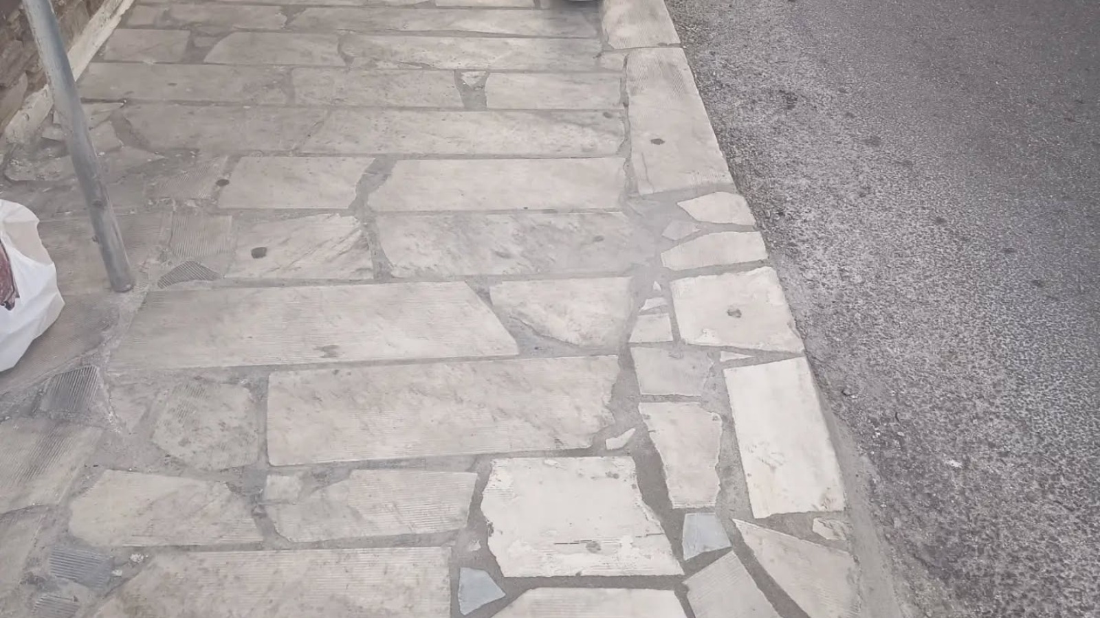 Ράμπα φτιαγμένη από κατοίκους σε πεζοδρόμιο της Τήνου