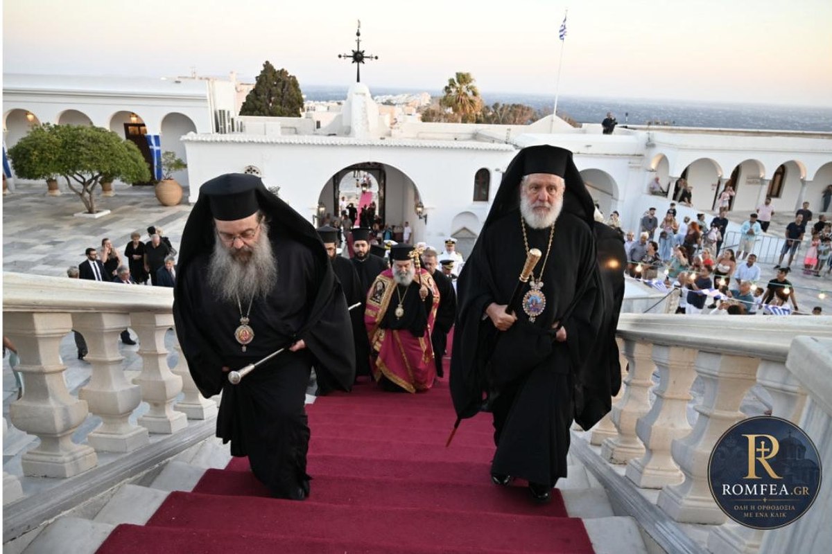 Οι Μητροπολίτες ανεβαίνουν τη σκάλα της Ευαγγελιστρίας